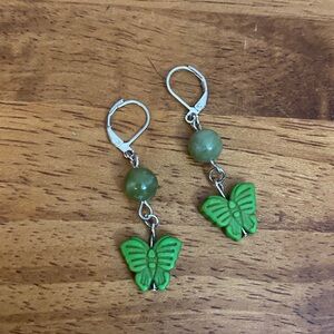 Green Jade & Howlite butterfly earrings
Silver plated ear wires

66207JD HW